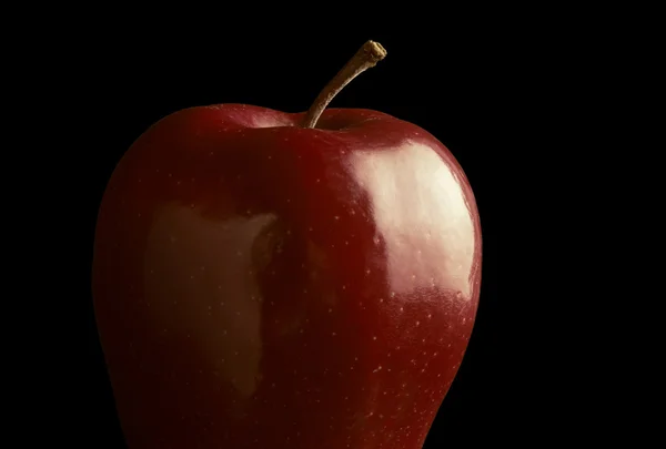 Einzelner roter köstlicher Apfel gegen schwarzen — Stockfoto