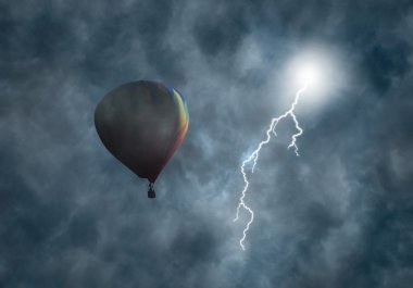 sıcak hava balonu yıldırım ile karanlık fırtına bulutları arasında