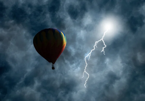 Balonu na ogrzane powietrze wśród ciemnych chmur burza z piorunami — Zdjęcie stockowe