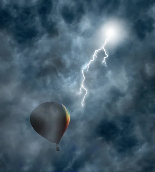 Hot-air ballong bland mörka molnen med lightning — Stockfoto