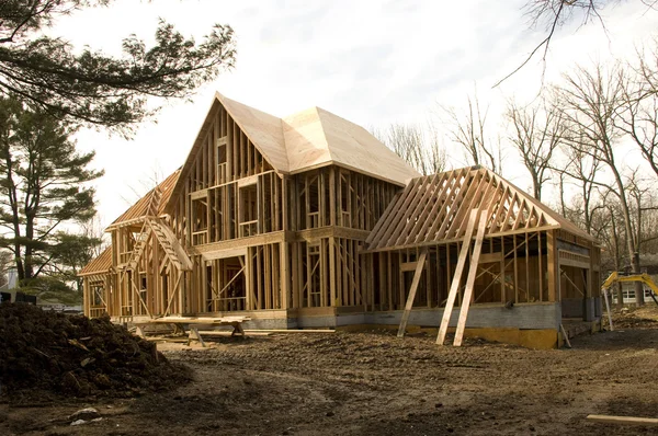 Casa tipo McMansion en construcción en fase de encuadre — Foto de Stock