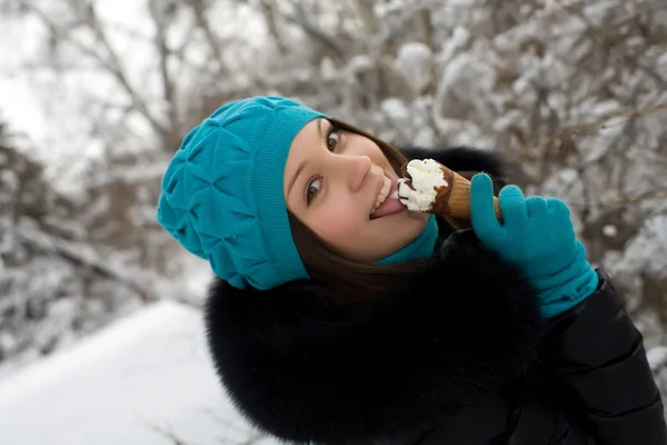 Κορίτσι με παγωτό σε φόντο της Χιονισμένο πάρκο — Φωτογραφία Αρχείου