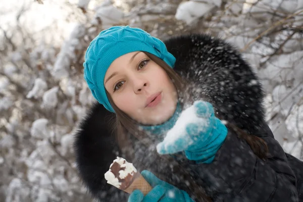 Flicka med glass på en bakgrund av snötäckta park — Stockfoto