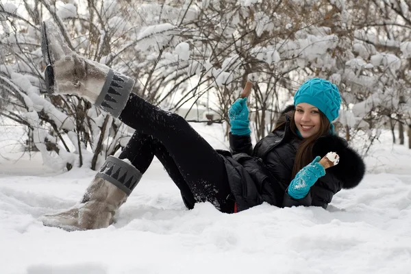 Chica con helado sobre un fondo de parque cubierto de nieve — Foto de Stock