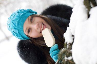 bir arka planda karla kaplı park Ice cream ile kız