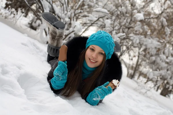 Lány a fagylalt, a háttérben a hóval borított park — Stock Fotó