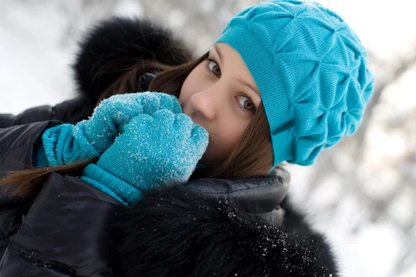Young girl warms frozen hands your breath — Stock Photo, Image