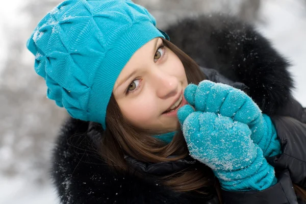 Chica joven calienta las manos congeladas su aliento — Foto de Stock