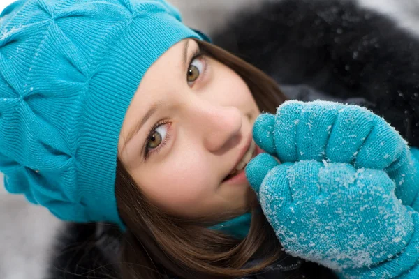 Genç kız donmuş eller nefesini ısıtıyor. — Stok fotoğraf