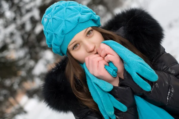 Chica joven calienta las manos congeladas su aliento —  Fotos de Stock