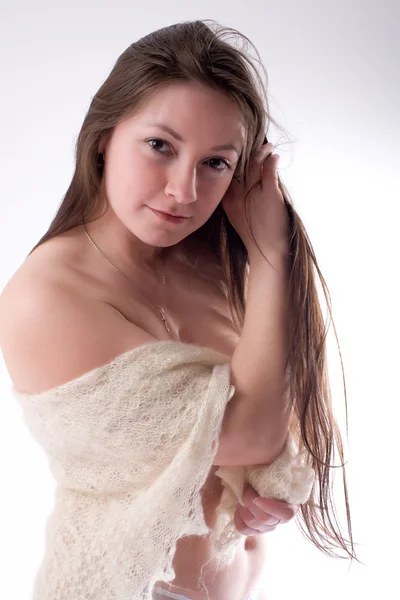 Dziewczyna obejmuje szal nagie piersi — Zdjęcie stockowe