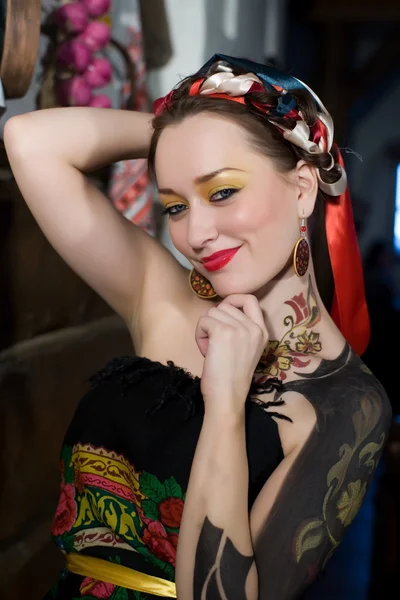 Hermosa mujer joven con maquillaje brillante y el patrón en la piel — Foto de Stock