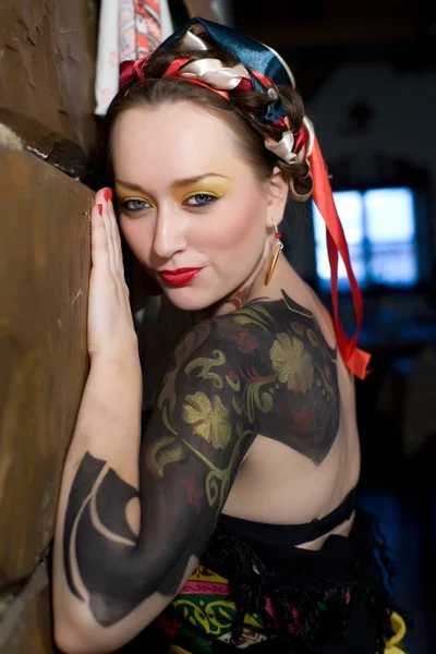 Mooie jonge vrouw met lichte make-up en het patroon op de huid — Stockfoto