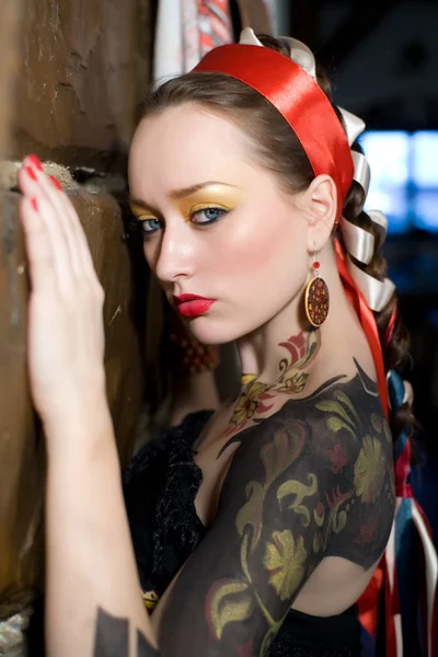 Красива молода жінка з яскравим макіяжем і візерунком на шкірі — стокове фото