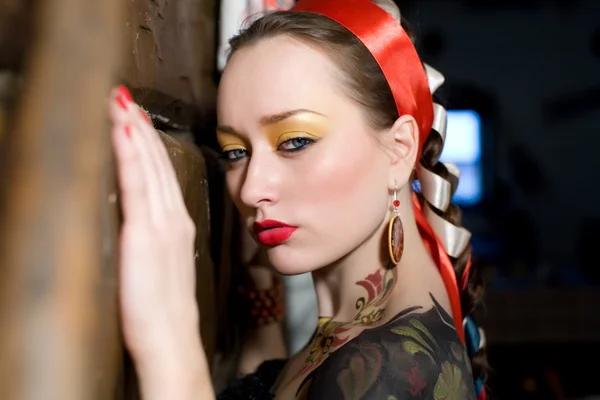 Bella giovane donna con trucco luminoso e il modello sulla pelle — Foto Stock