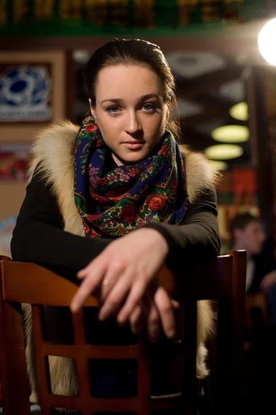 젊은 여자는 카페에서 지 루 — 스톡 사진
