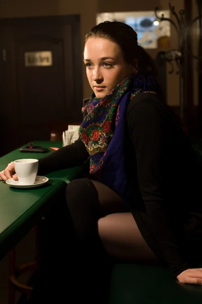 Junges Mädchen langweilt sich im Café — Stockfoto