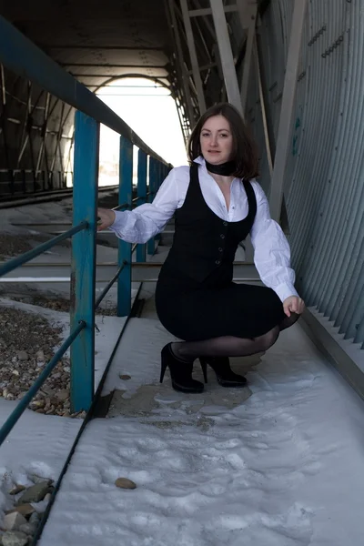 Zakenvrouw in een spoorwegtunnel — Stockfoto