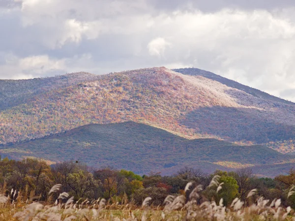 Φθινοπωρινό τοπίο με το βουνό και το συννεφιασμένο ουρανό — Φωτογραφία Αρχείου