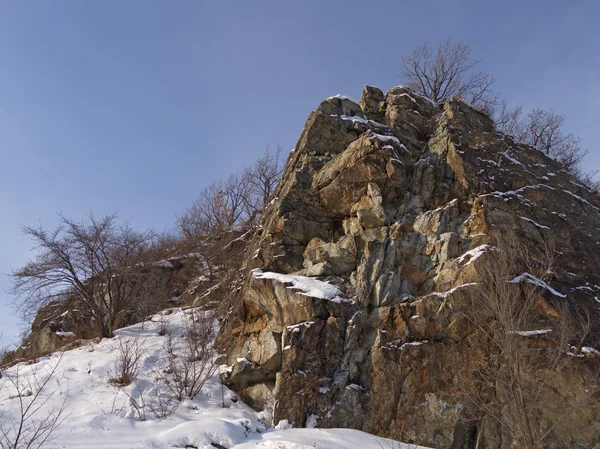 Fels mit Schnee bedeckt — Stockfoto