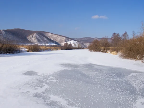 Der zugefrorene Fluss am Winternachmittag — Stockfoto