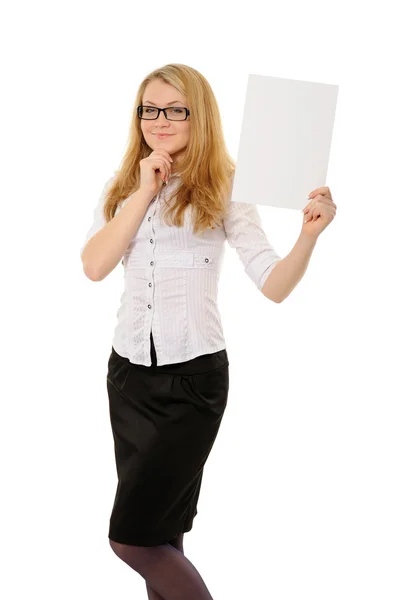 Vrouw bedrijf leeg wit bord — Stockfoto