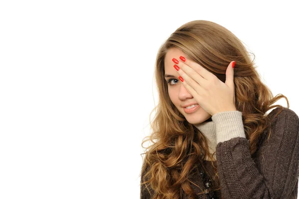 Chica está mirando a través de sus dedos —  Fotos de Stock