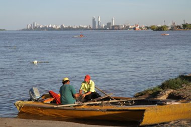 parana Nehri üzerinde Arjantinli balıkçı