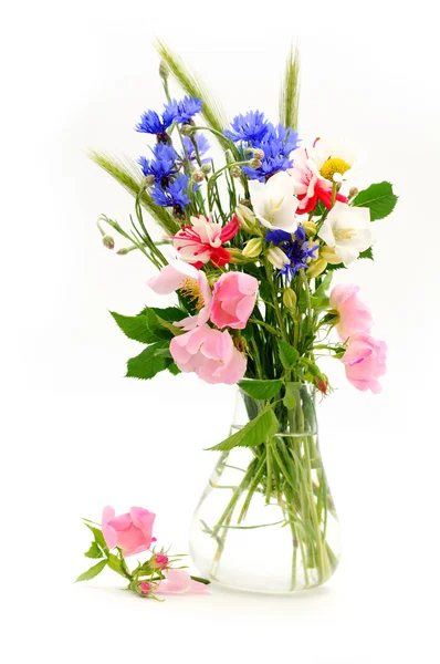 Ramo de flores silvestres en jarrón — Foto de Stock