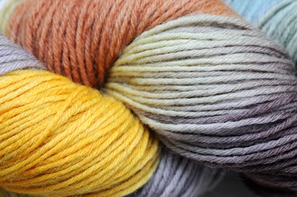 Крупный план разноцветной шерстяной пряжи — стоковое фото