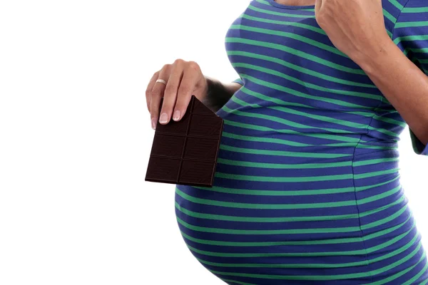 Mujer embarazada con barra de chocolate — Foto de Stock
