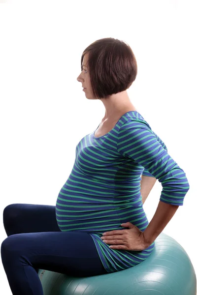 A gyakorlat labda terhes nő — Stock Fotó