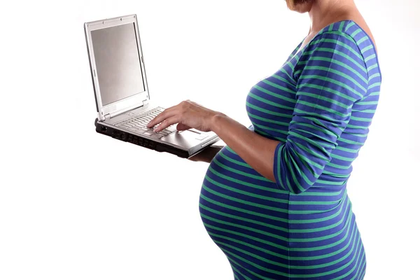 Terhes nő laptoppal Stock Kép