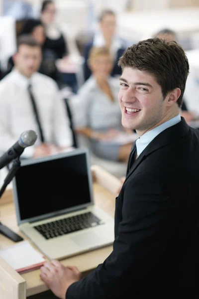 Молодой бизнесмен выступает с докладом на конференции — стоковое фото