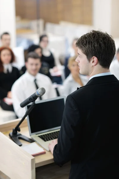 Ung affärsman att ge en presentation på konferensen — Stockfoto
