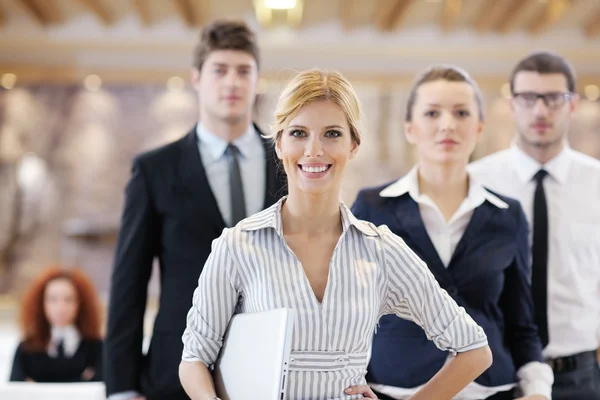 비즈니스 여자 그녀의 직원 회의에 서 — 스톡 사진