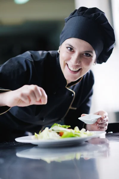 Koch bereitet Mahlzeit zu — Stockfoto