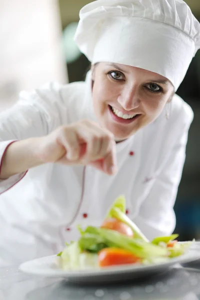 Chef preparando refeição — Fotografia de Stock