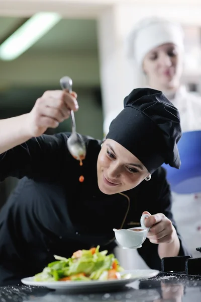 Chef preparando refeição — Fotografia de Stock