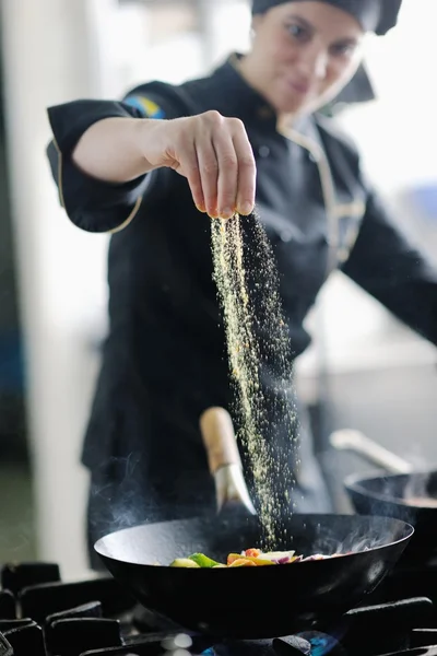 Chef preparando comida — Foto de Stock