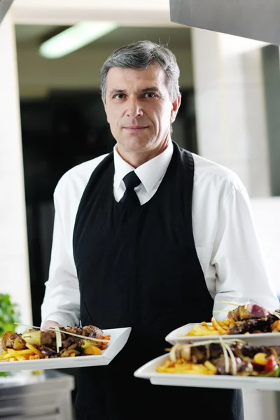 Chef masculino presentando comida —  Fotos de Stock
