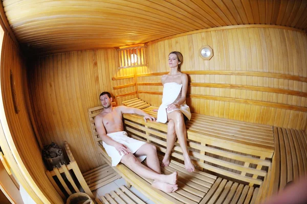 Felice giovane coppia in sauna — Foto Stock