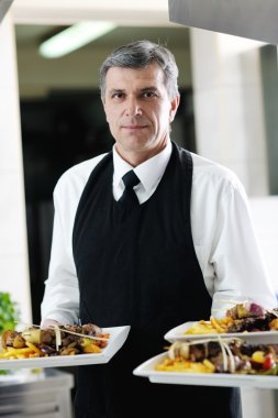 erkek aşçı gıda sunulması