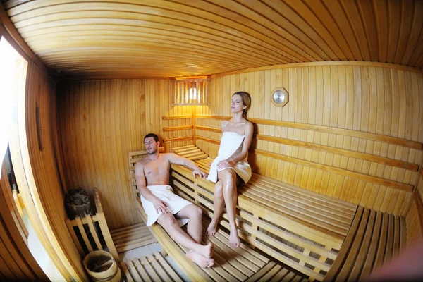 Šťastný mladý pár v sauně — Stock fotografie
