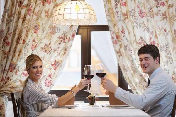 レストランで夕食を持っている若いカップル — ストック写真