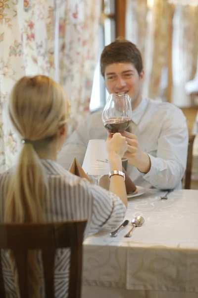 Ungt par att ha middag på en restaurang — Stockfoto