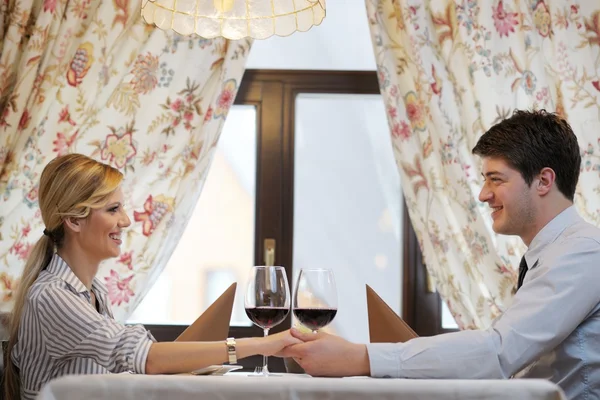 Jeune couple dînant dans un restaurant — Photo