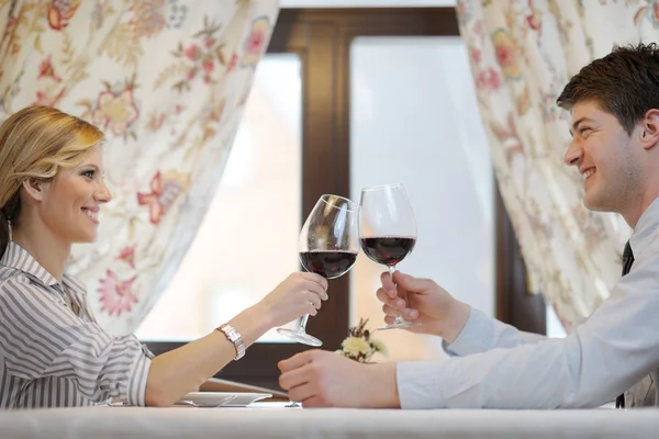 Giovane coppia a cena in un ristorante — Foto Stock