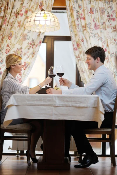 Jovem casal jantando em um restaurante — Fotografia de Stock