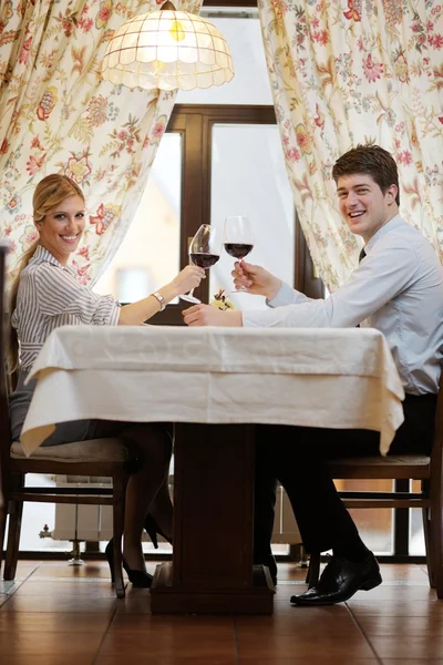 Mladý pár v restauraci na večeři — Stock fotografie